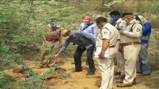 MP Crime News: कुरकुरे लेने गए नाबालिक बच्चे को पत्थर से कुचलकर हत्या, शव को गड्ढे में दफनाकर रख दिया गया पत्थर