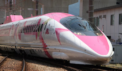 Trem de alta velocidade tem decoração inspirada na personagem Hello Kitty (Foto: HANDOUT / WEST JAPAN RAILWAY / AFP)