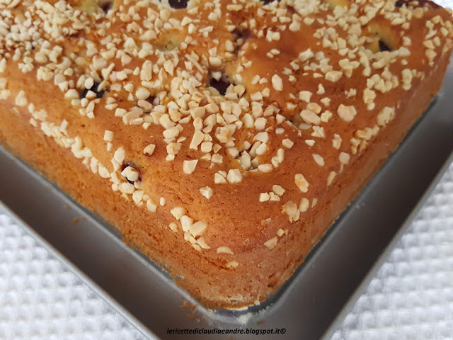 Torta alle ciliegie e granella di mandorla, all'olio