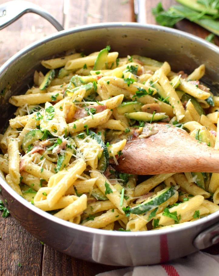 Cremosa y de intenso sabor pasta penne con zucchini a la carbonara