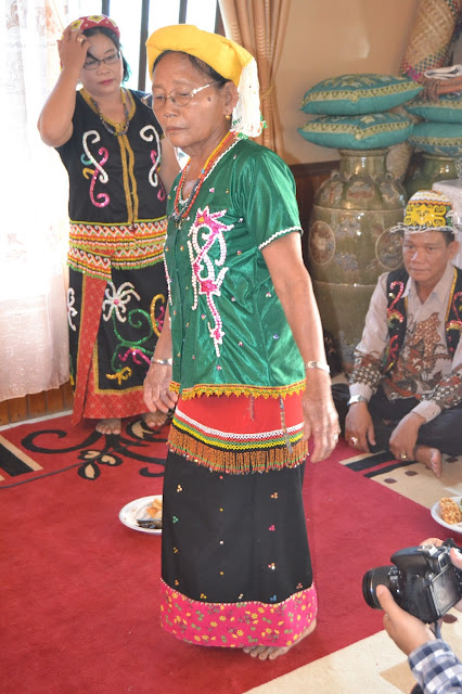 Mulai mengajak menari dan berputar di area tengah pesta