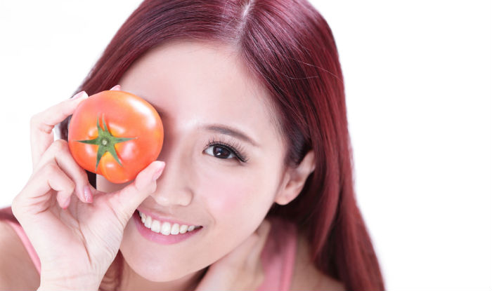 Skin lightning by using Tomato