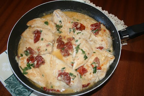 Bifes de frango em molho de leite de coco e tomate seco