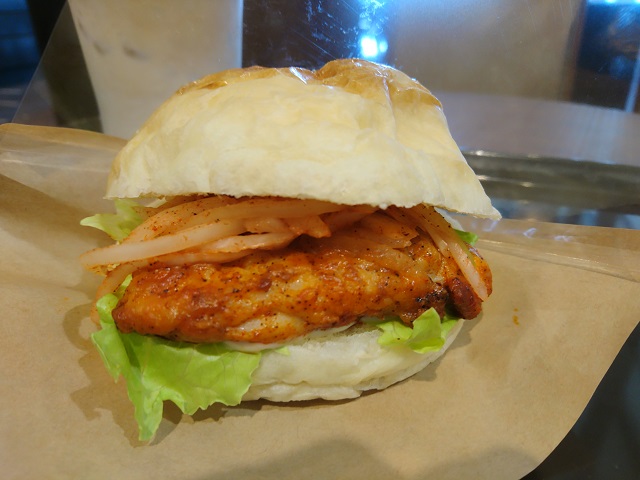 サンマルクカフェ イオンタウンユーカリが丘店 タンドリーチキンバーガーのチョコクロランチ