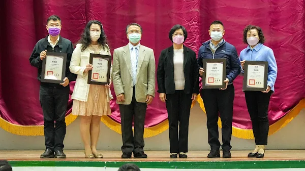 ▲彰化縣政府1日在彰泰國民中學召開「彰化縣111學年度第二學期中小學校務發展會議」，縣長王惠美親臨會場除期勉與會校長外，並頒獎表揚績優學校。（彰化縣政府提供）