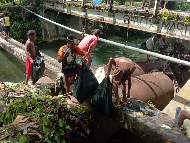 Puluhan Siswa Di Teminabuan Ikut "Jaring Sampah" Di Sungai Kohoin