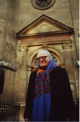 Olivier Messiaen delante de la iglesia de la Trinidad, donde fue organista durante más de 60 años (© Ralph Fassey)