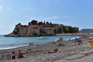 foto da praia com vista para a ilhota de Sveti Stefan