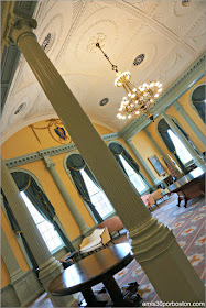 Techo de Bóveda de Cañón y Columnas Jónicas en el Senate Reception Room en el Massachusetts State House