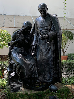 foto de esculturas no jardim de um padre e uma mulher penitente   