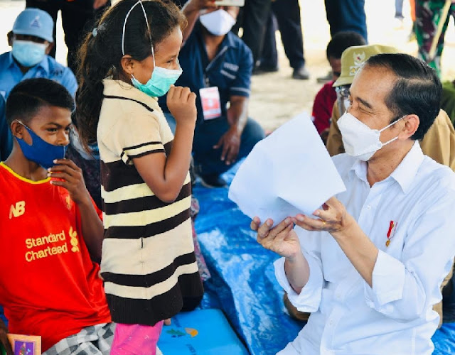 
Presiden Jokowi Tinjau Korban Bencana Alam di NTT.
