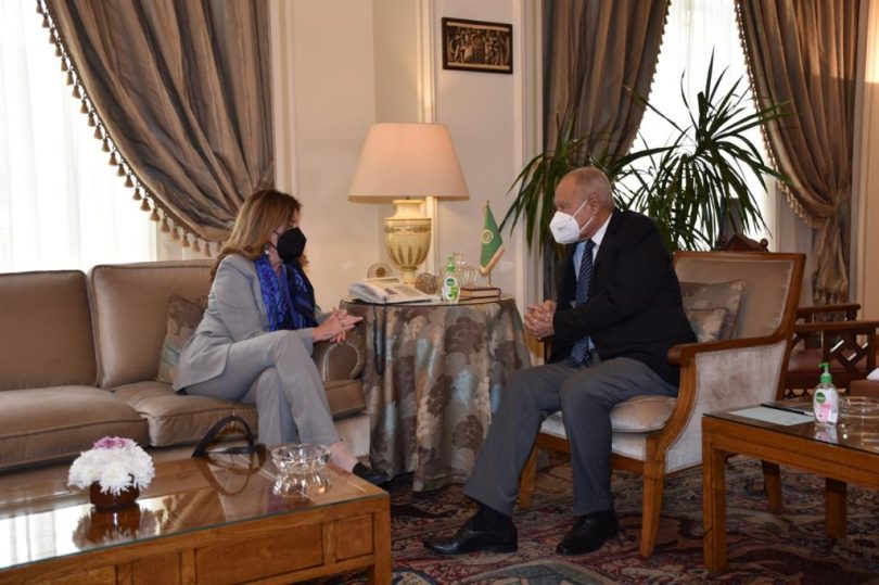 الأمين العام للجامعة العربية أحمد أبو الغبط والمستشارة الأممية ستيفاني وليامز