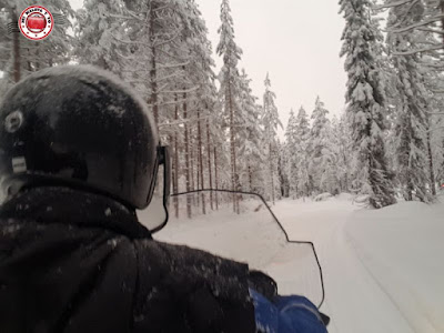 Conduciendo una moto de nieve en Laponia Finlandesa