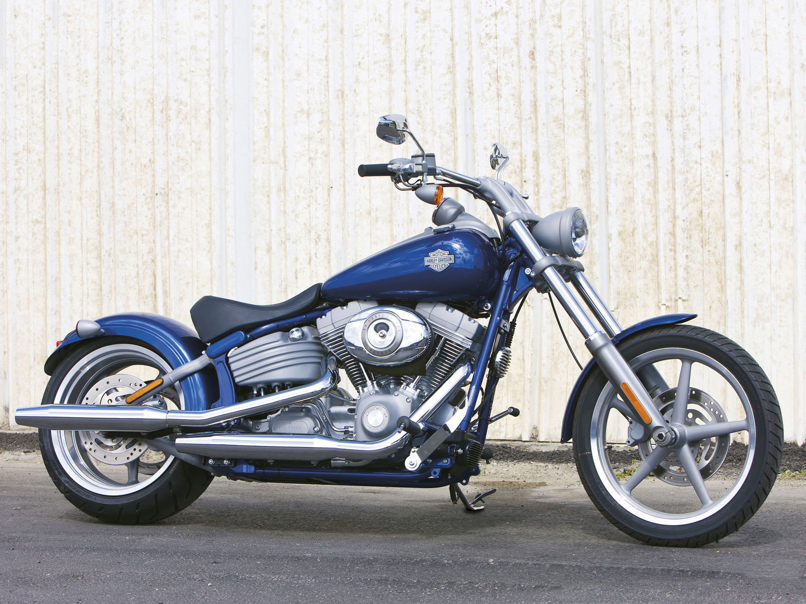  Harley  Davidson  pictures 2009 FXCW Softail  Rocker