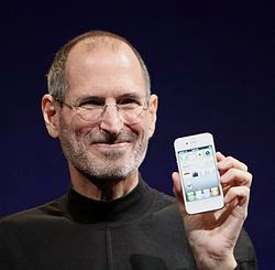 Jobs holding a white iPhone 4 at Worldwide Developers Conference 2010