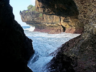 gua di dalam karang