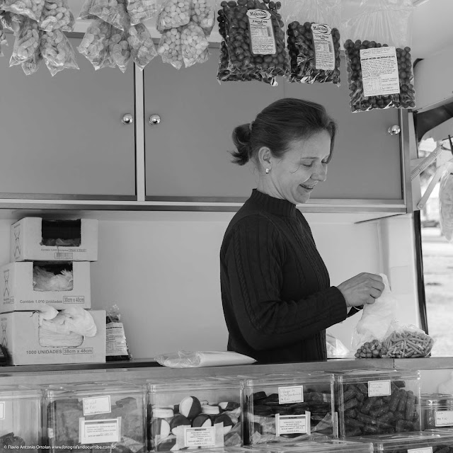 Senhora atendendo na feira