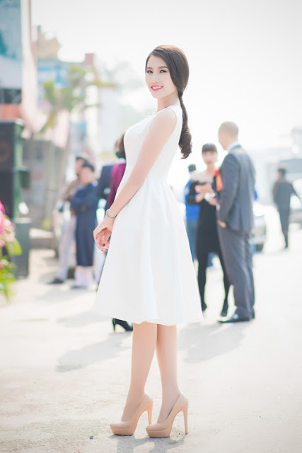 Có mặt tại event chiều qua còn có Thanh Tú, top 5 Hoa hậu Việt Nam 2014. Cô chọn bộ đầm trắng nhẹ nhàng, thanh thoát để tôn lên làn da mịn màng. 