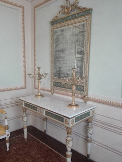 Tavolino d’epoca con candelabri in stile impero nella residenza di Napoleone