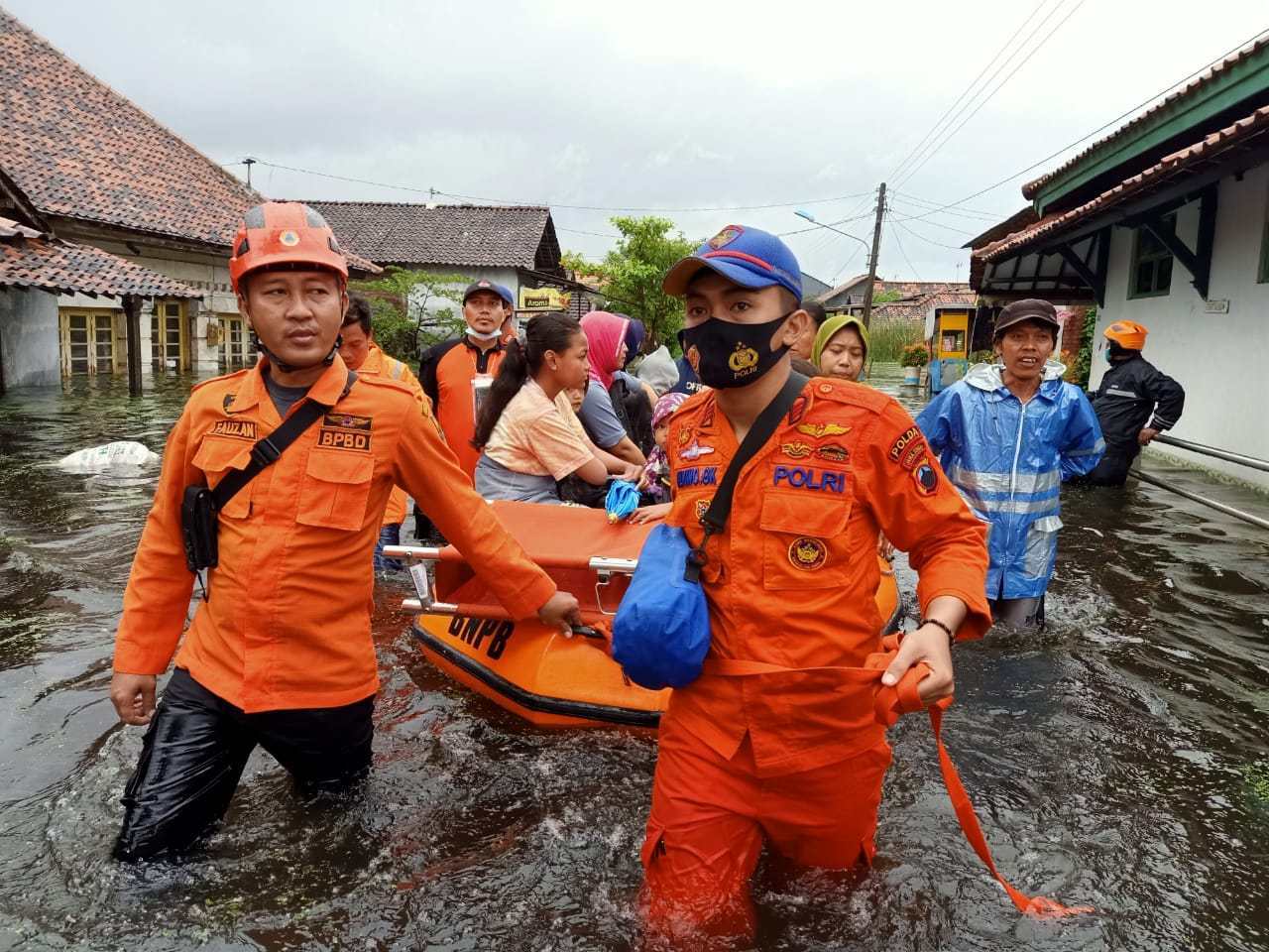 Bersama Petugas Gabungan, Personel Ditpolairud Polda Jateng Evakuasi Korban Banjir Semarang