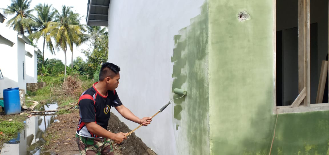 Satgas Mulai Pasang Keramik dan Cat Rumah Sopiah 