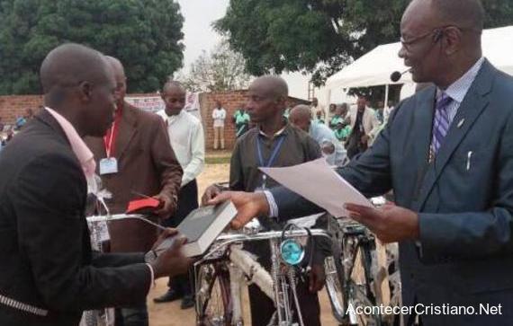 Misioneros evangelizan con bicicletas