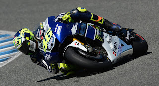 Foto motor balap moto gp rossi sedang bertarung sengit