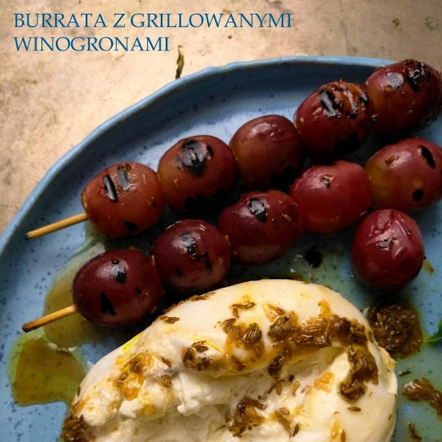 Burrata z grillowanymi winogronami