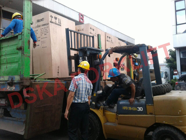 FORKLIFT 3 TON SEDANG MEMBONGKAR MUATAN PANEL LISTRIK DI CIBUBUR