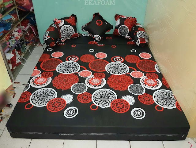 Sofa bed inoac motif darkmoon orange saat difungsikan sebagai kasur inoac normal