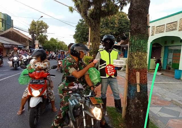 Setiap Sore, Prajurit Kodim 0716/Demak Bagikan Paket Takjil Kepada Warga