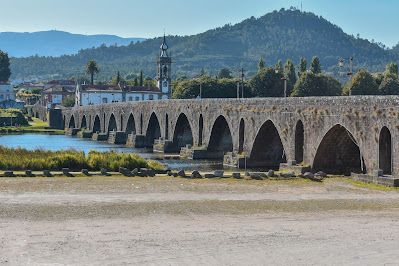 Ponte de Lima em Portugal no Alto Minho. Ponte romana de Ponte de Lima com o Rio Lima a passar por baixo.