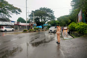 Demi Kelancaran Arus Lalin Saat Cuaca Hujan Personil Polres Sabang Sigap Jaga Jalan