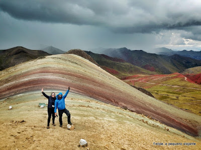 Como é a trilha na montanha do arco-íris no Peru