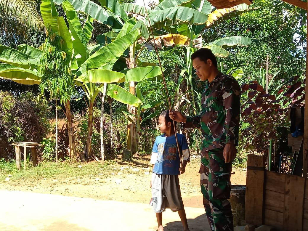 Hiburan Selepas Bekerja, Anggota Satgas TMMD Regtas Ke-111 Kodim 1202/Skw Mancing Bersama Anak-Anak.