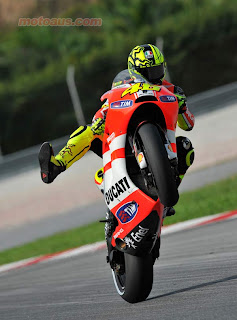 Aksi Wheelie Sang legenda hidup Dari Valentino Rossi dengan ducati