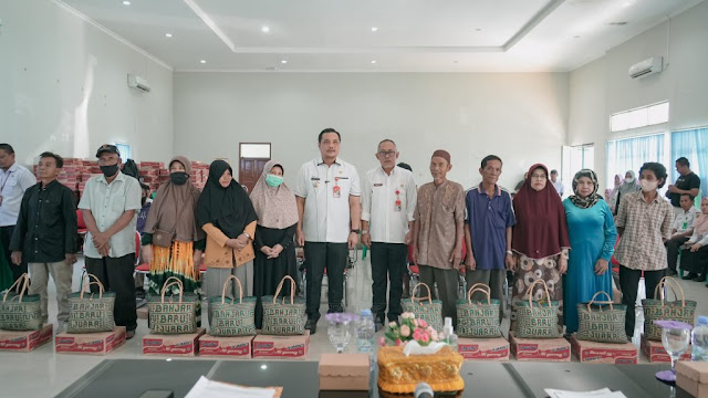 31052023-BANUATODAY.COM - Wali Kota Aditya Mufti Ariffin membagikan paket sembako kepada 800 warga Kota Banjarbaru. Dok Media Center Banjarbaru.jpg