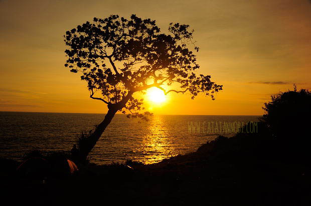 Sepenggal Kisah Menikmati Senja di  Pantai Kesirat 