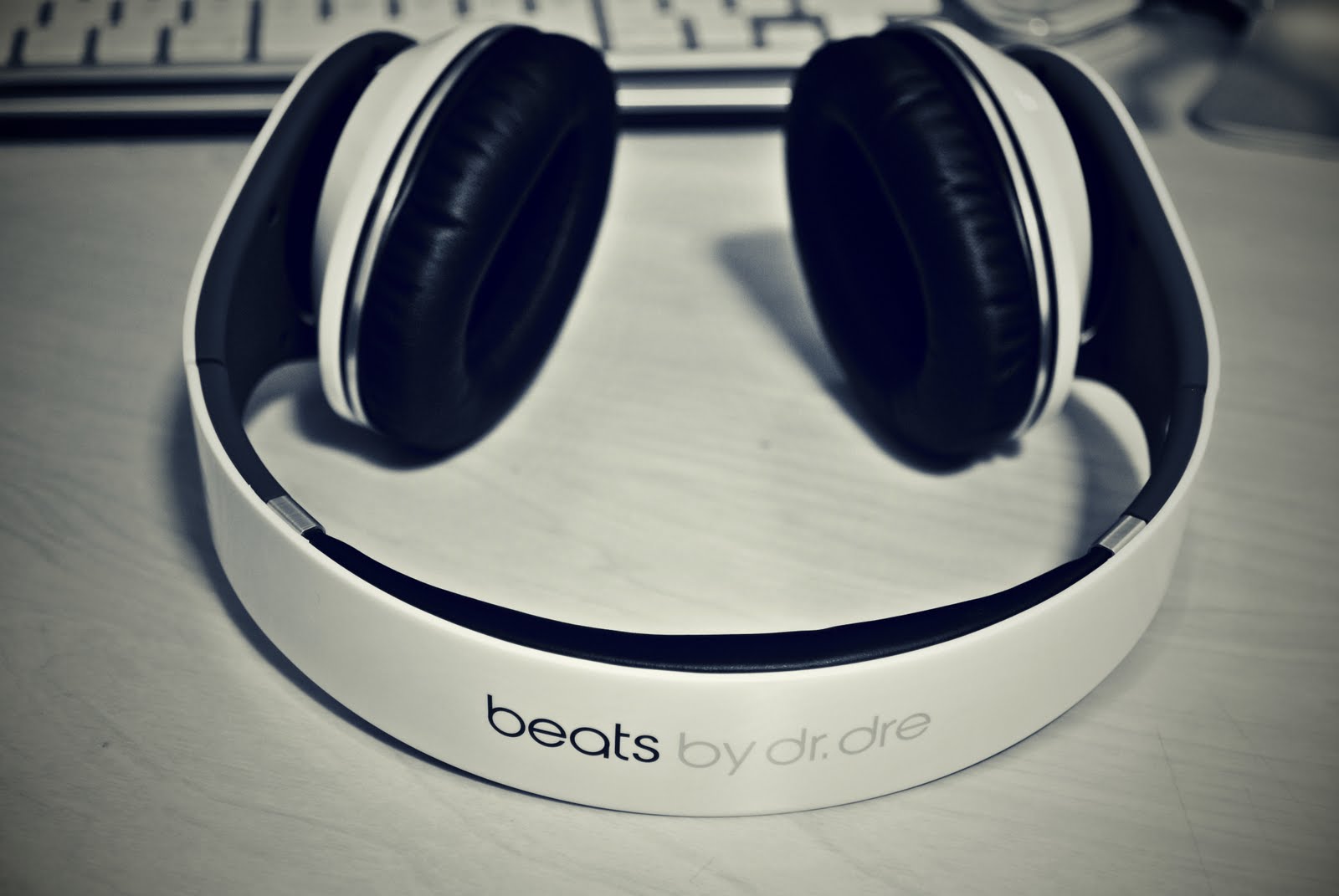 Beats By Dre Logo Wallpaper | PicsWallpaper.com