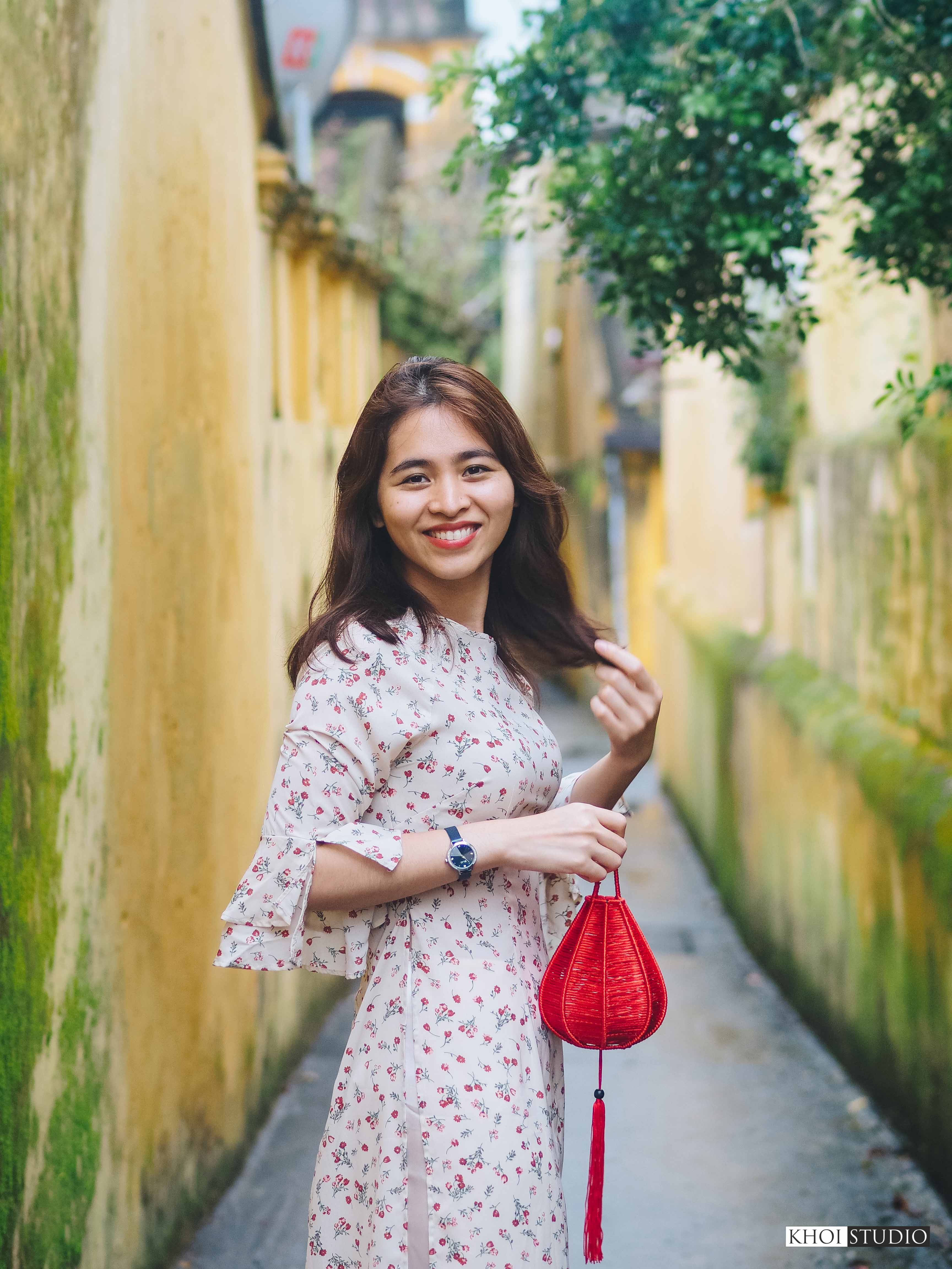 find-a-travel-photographer-in-da-nang-hoi-an-take-photos-of-ao-dai-in-the-rainy-season-in-the-old-town