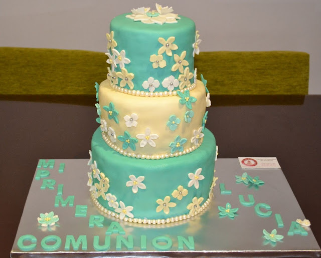 sugardreamsgandia, tarta comunion fondant elegante verde y crema flores perlas