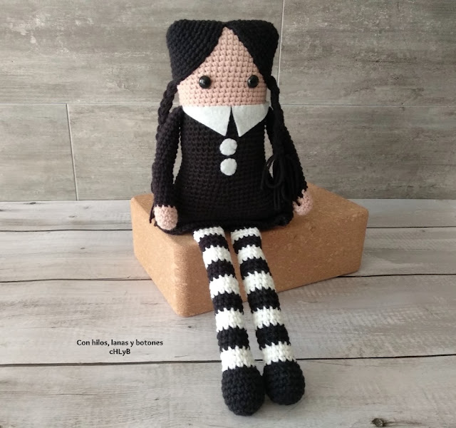 Con hilos, lanas y botones: Miércoles Addams amigurumi (patrón de Marta Ruso)