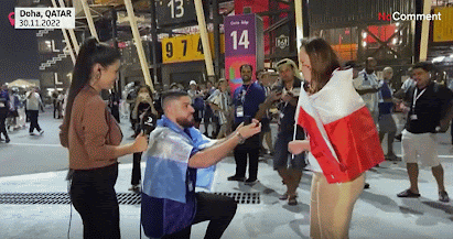 un Argentin qui fait une demande en mariage à sa copine polonaise