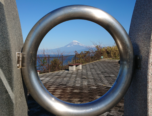 モニュメントから見た富士山