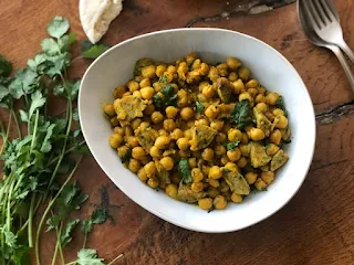 Curry de garbanzos con butifarra de huevo de espinacas