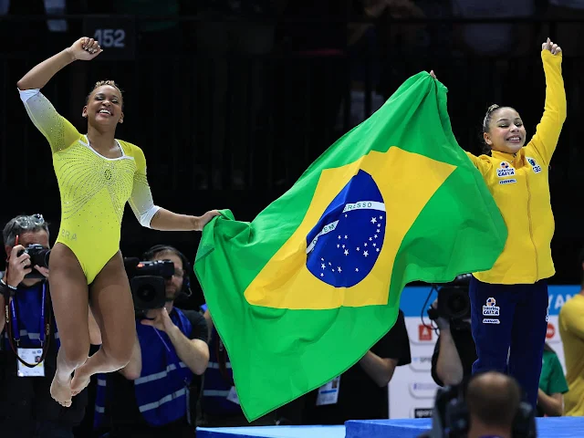 Rebeca e Flávia com a bandeira do Brasil apósa conquista das medalhas de prata e bronze no solo do mundial