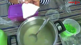 Menyiasati agar anak anak atau orang dewasa menyukai sayuran. Seorang ibu rumah tangga berinovasi menciptakan minuman es krim dari bahan sayuran pagoda organik. Selain lezat, es krim ini bermanfaat bagi  kesehatan tubuh. Published on Apr 25, 2017.