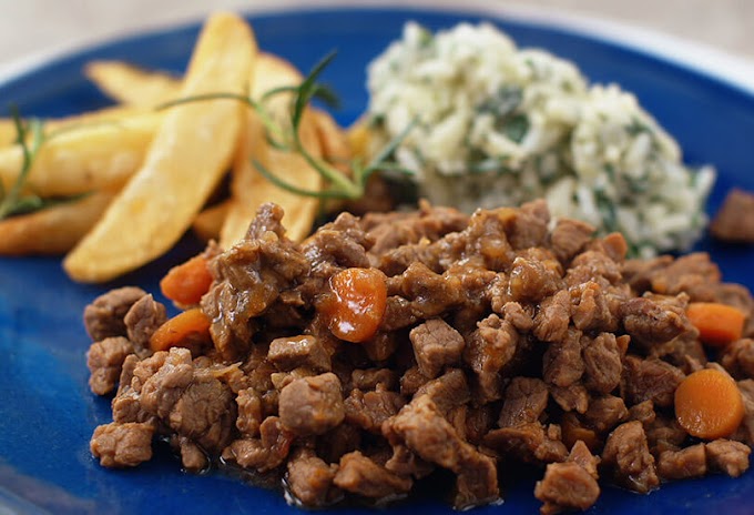 RECEITA: Picadinho com cenouras baby, arroz de espinafre e batata frita com alecrim