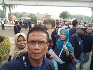 Suasana Gerak Jalan Komunitas Jawa Timur di Anjungan Jatim