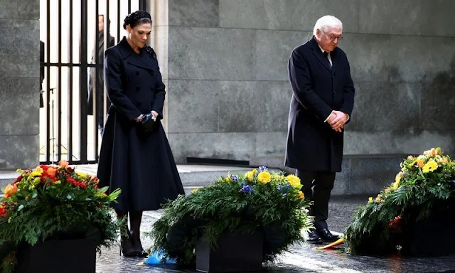 Crown Princess Victoria wore a new navy blue dezire wool coat by Andiata, and black dress by Andiata. Elke Büdenbender